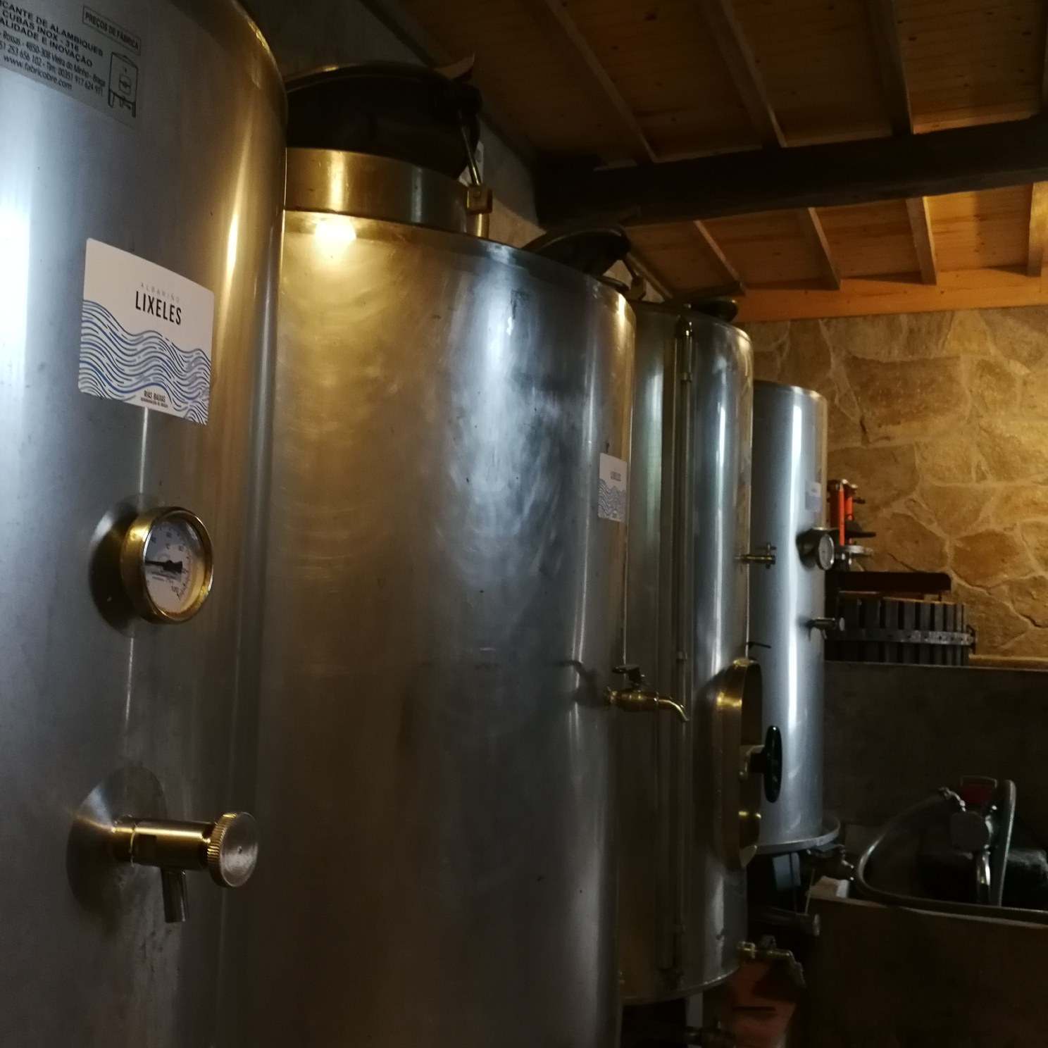 Depósitos de acero inoxidable en la bodega